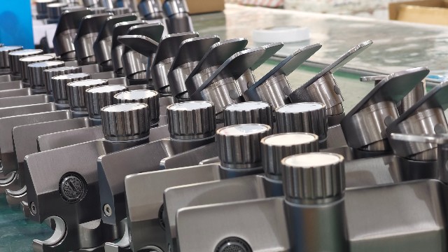 香蕉性视频卫浴：为何<i style='color:red'>太空铝花洒</i>成家庭首选？